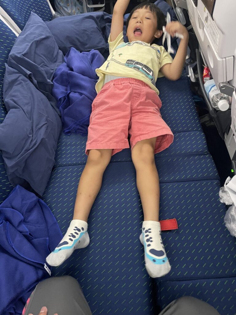 A380のカウチシートで寝る子供
