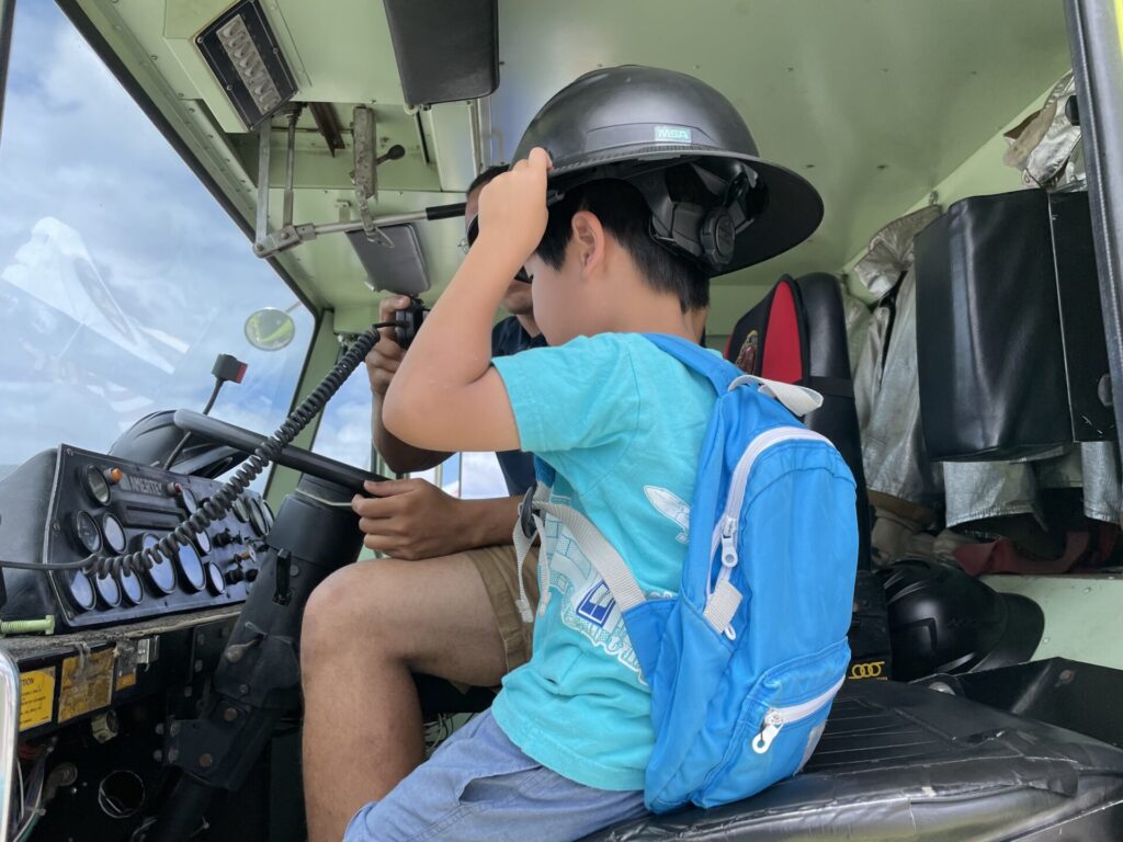 ハワイの航空ショーでアナウンス体験する子供