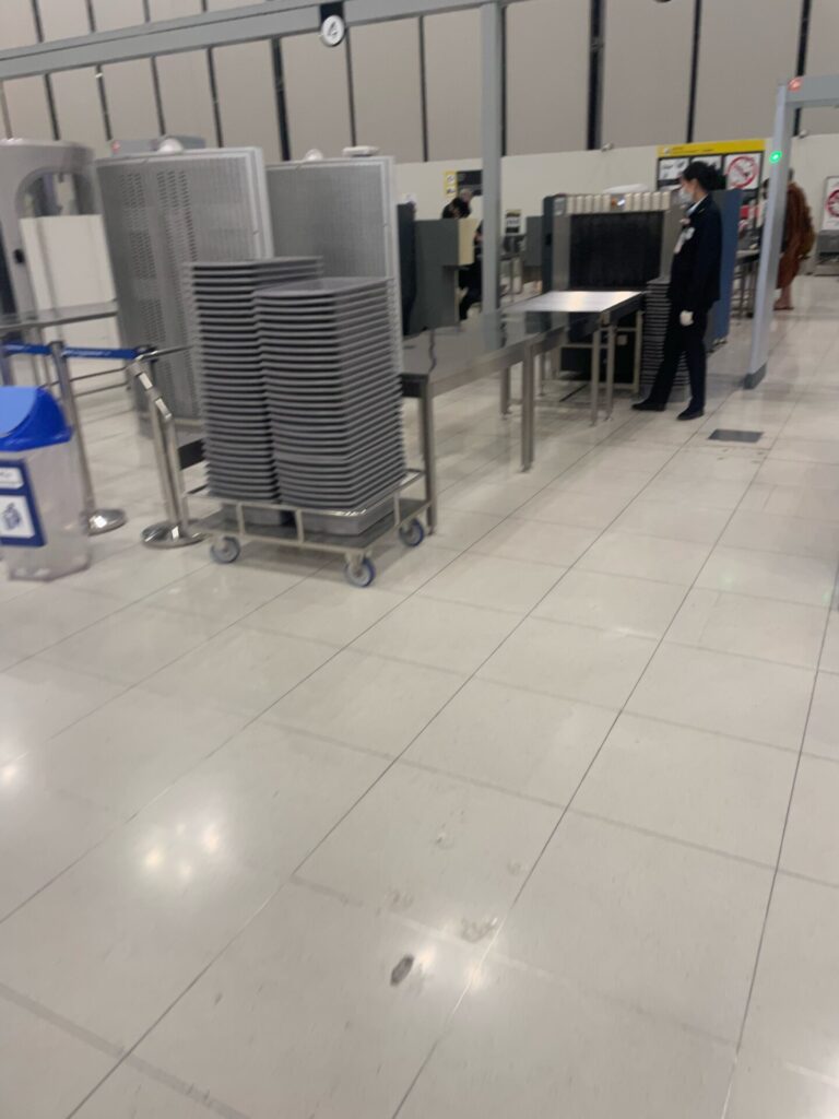 スワンナプーム国際空港のファストトラックの検査場。とても空いています。