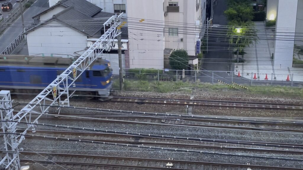 リーガロイヤルホテル京都のトレインビュールームから貨物電車