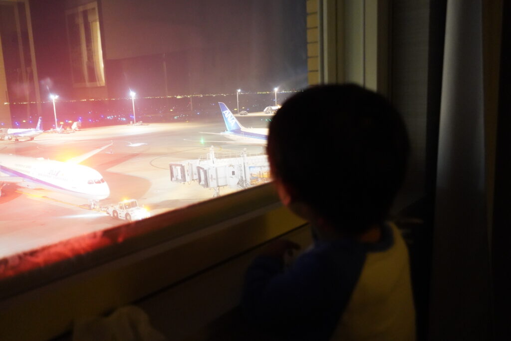 羽田エクセルホテル東急の滑走路側のお部屋から見られる夜の眺め