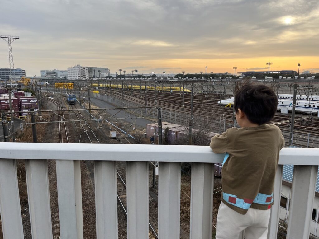 東京貨物ターミナルからのドクターイエローを見る子供