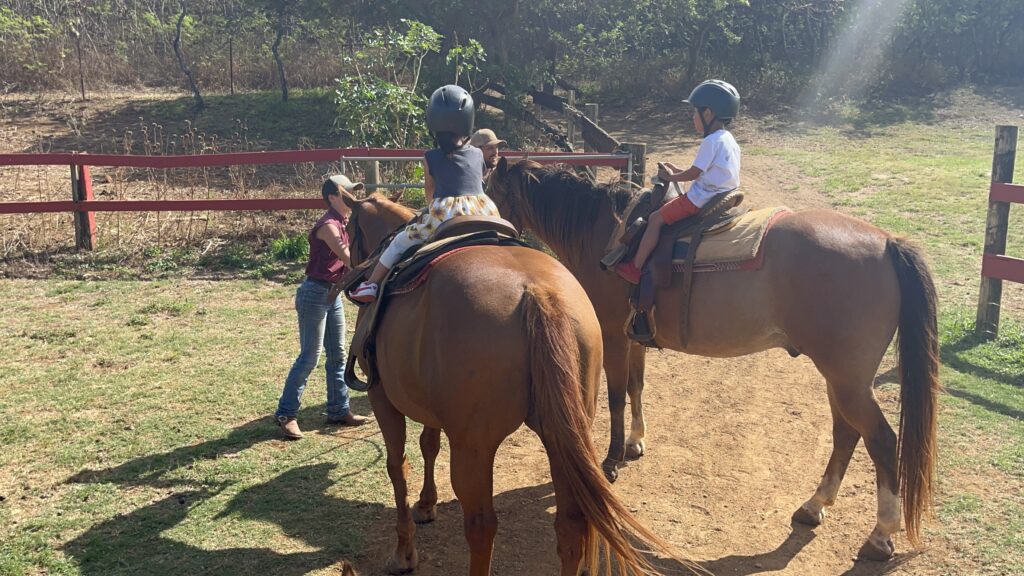 ガンストック牧場で乗馬。子供達の馬も大きい！