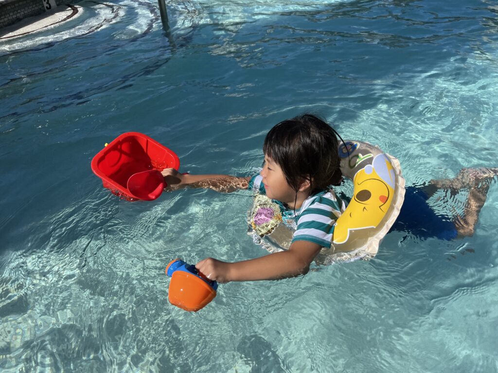 ハイアットのプールで遊ぶ子供