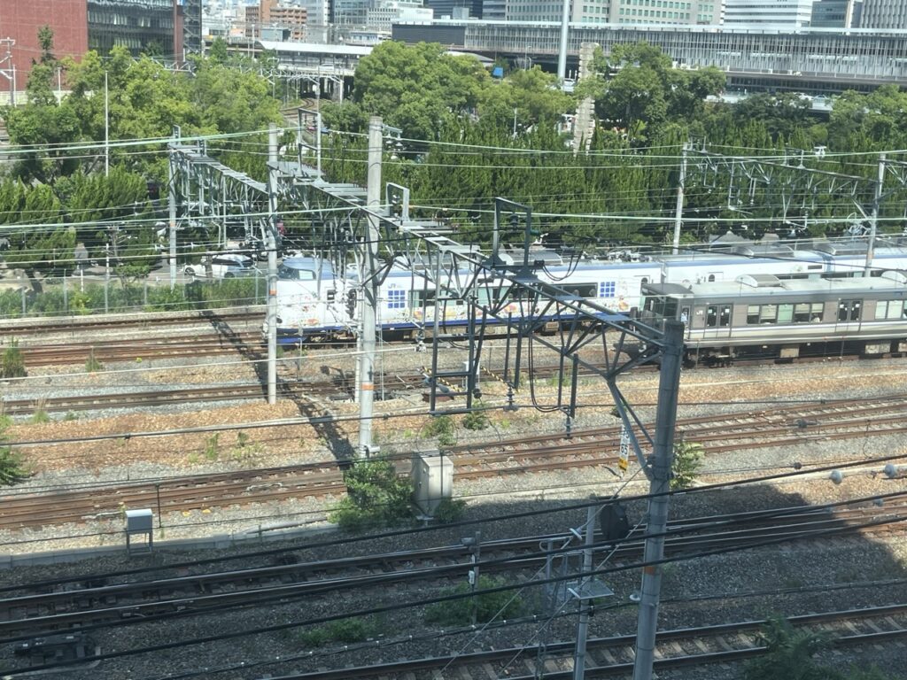 新大阪駅の電車が見えるホテル