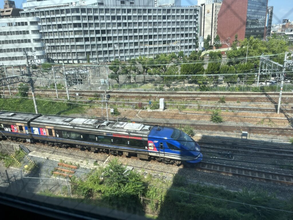 新大阪駅の電車が見えるホテル